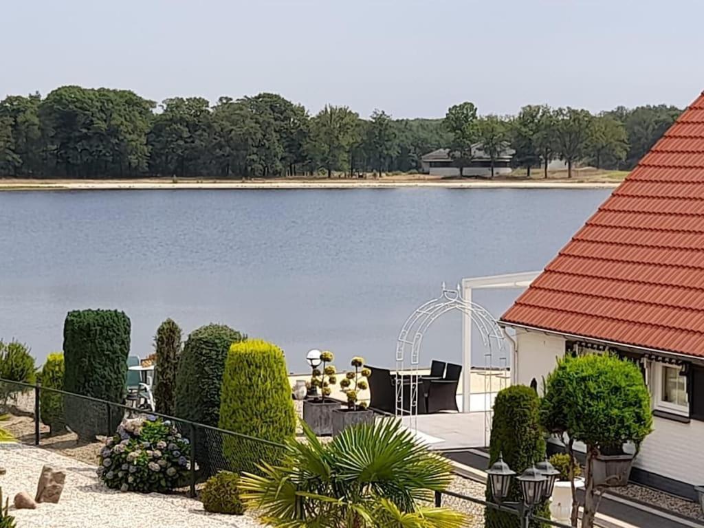 Freistehendes Ferienhaus Am See Naehe Roermond Heel Esterno foto